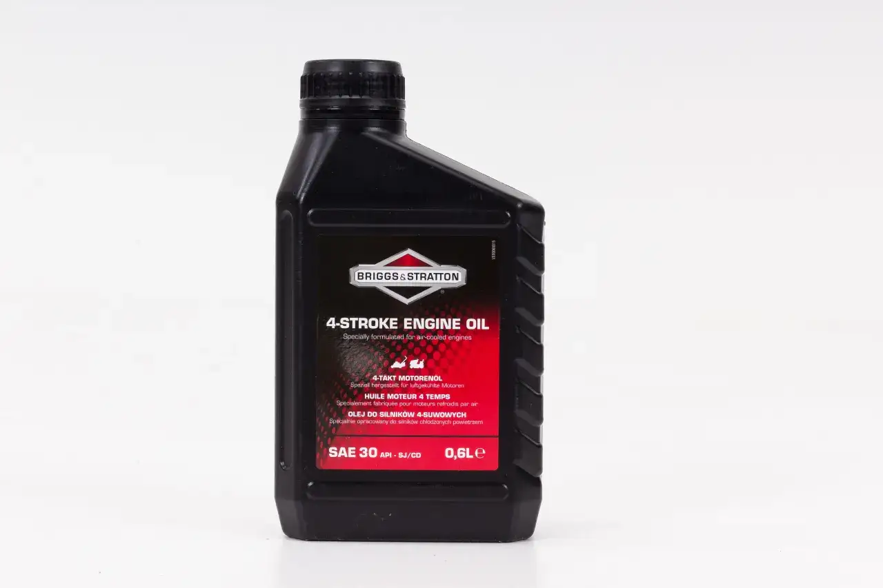 Czarna butelka oleju silnikowego Briggs & Stratton 4-Stroke Engine Oil SAE 30 0,6L.