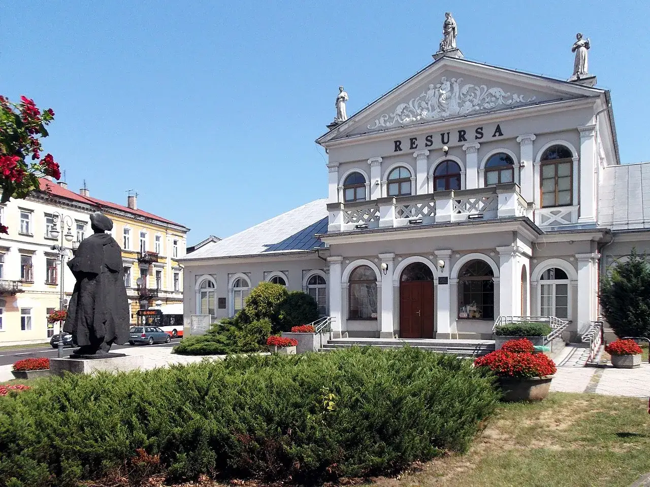 Pomnik przed budynkiem Resursa w Radomiu.