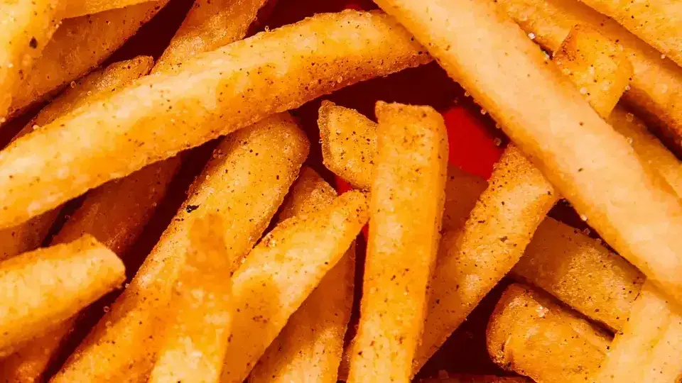 Jak zrobić chrupiące domowe frytki? Sekret perfekcji krok po kroku.