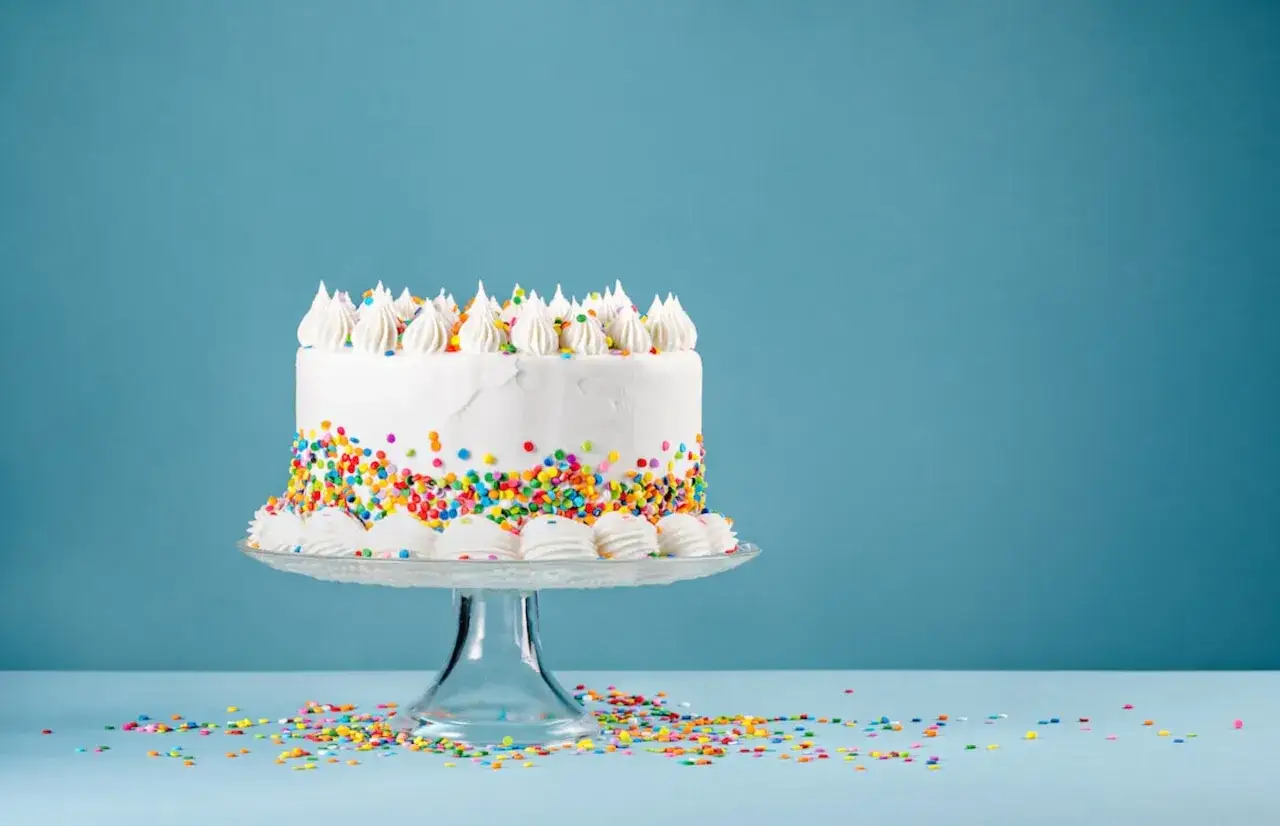 Jak obsypać boki tortu posypką i uniknąć najczęstszych błędów