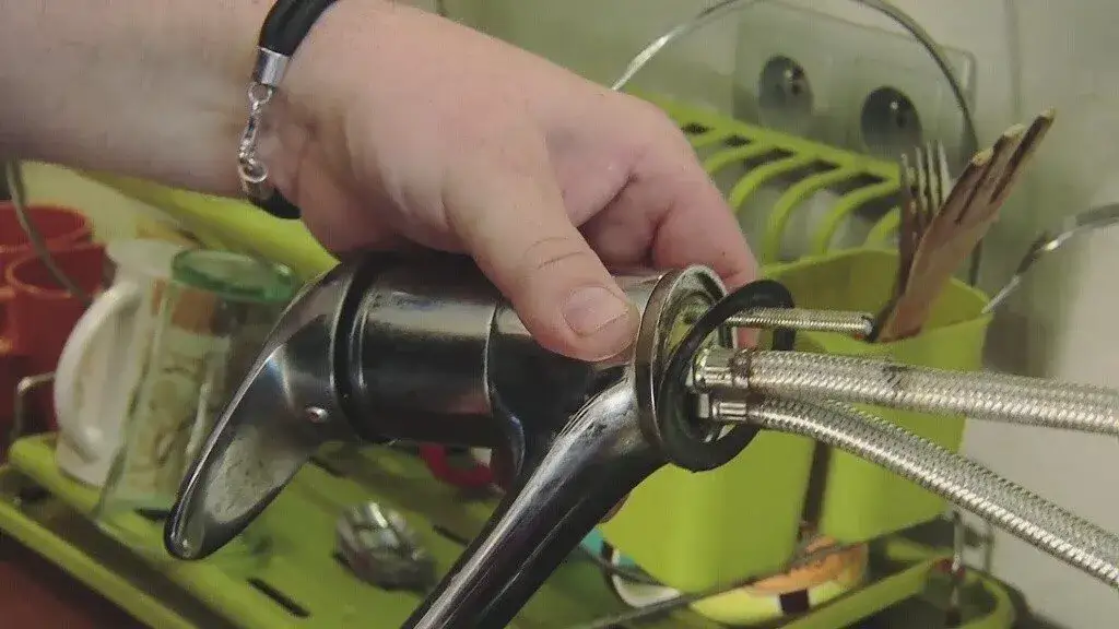 Wymiana baterii kuchennej: poradnik DIY. Oszczędź 350 zł!