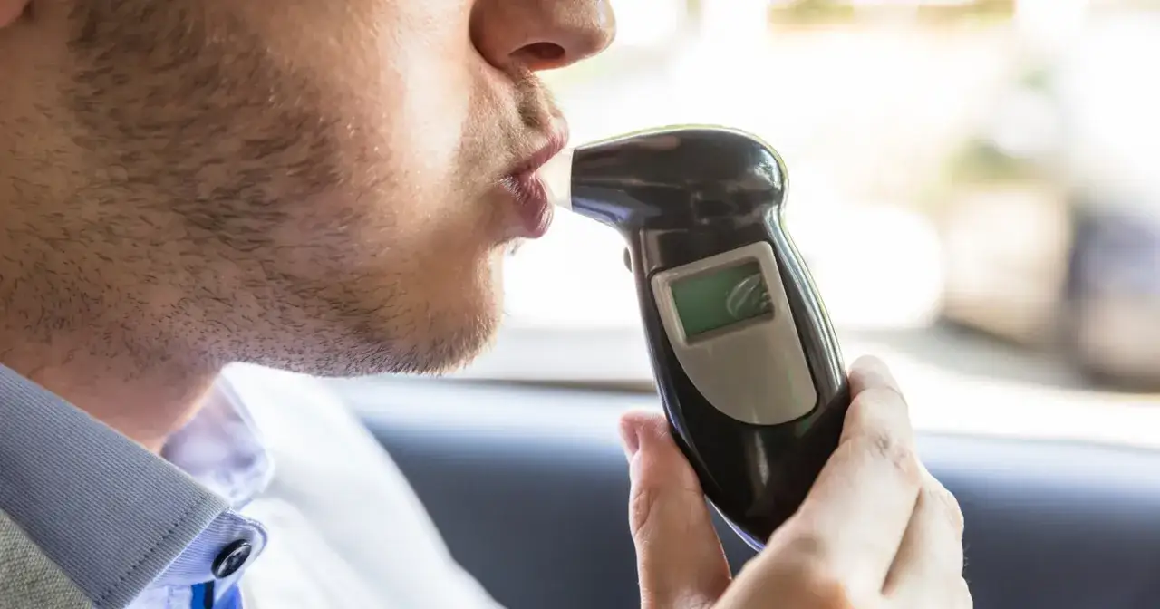 Alkomat na drodze i w pracy: Poznaj swoje prawa i uniknij błędów!