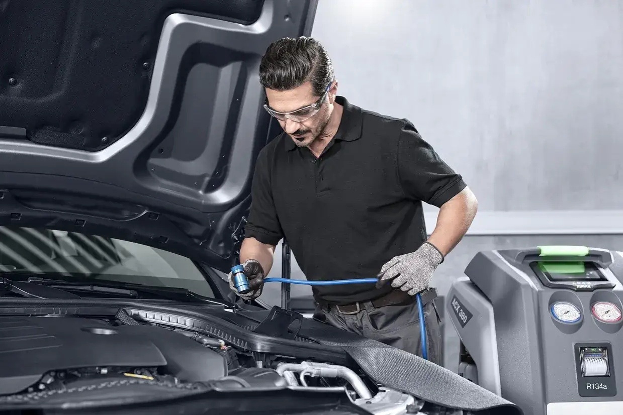 Ile oleju do klimatyzacji po wymianie chłodnicy? Poradnik eksperta