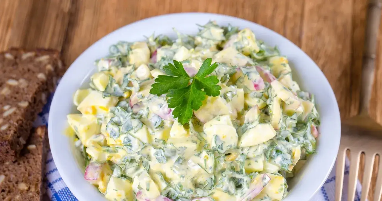 Idealna sałatka do kiełbasy z grilla, która zaskoczy Twoich gości