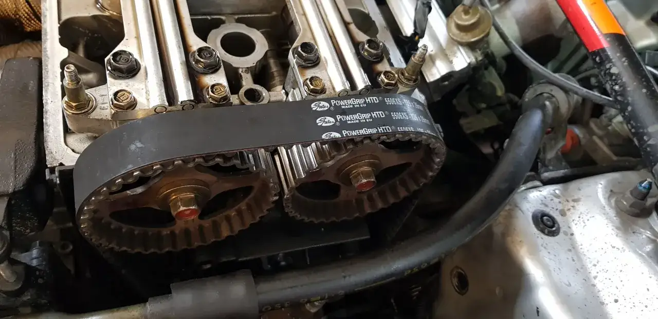 Silnik 1.6 MPI po zerwaniu paska. Zobacz, ile kosztuje remont. Widok na koła zębate i pasek rozrządu.