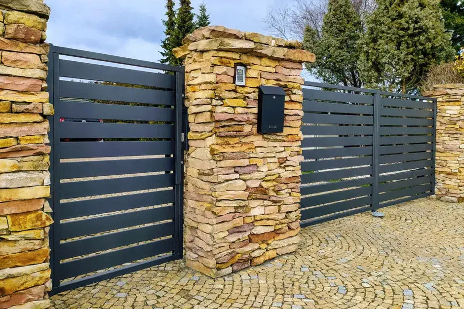 Ogródzenie mat czy połysk – które wykończenie jest lepsze dla Ciebie?