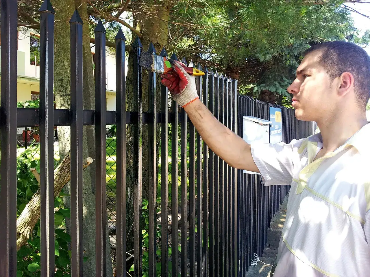 Jaka farba do płotu metalowego? Wybierz mądrze i chroń go!