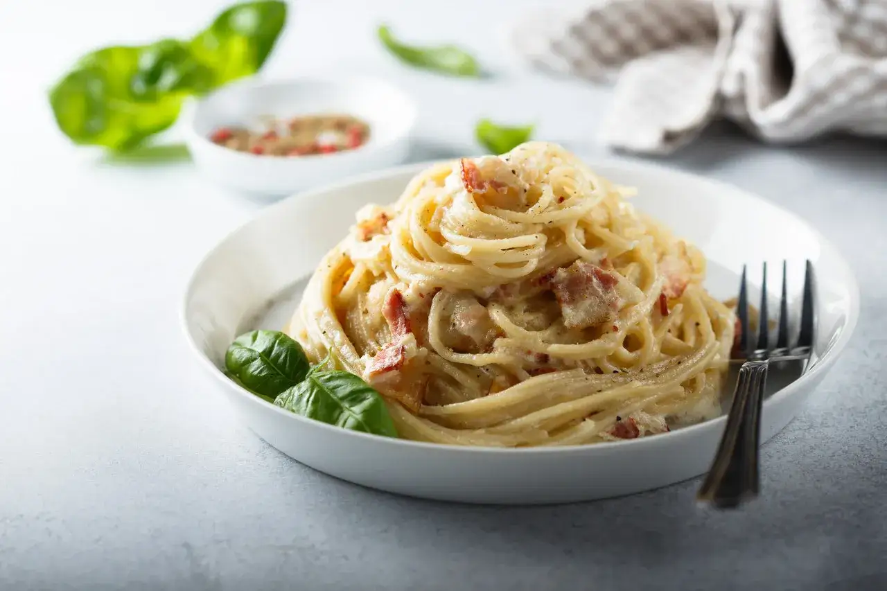 Spaghetti Carbonara z Lidla: Przepis na perfekcję bez jajecznicy