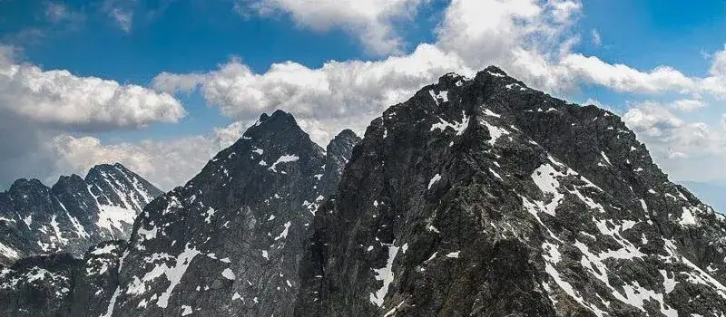 Rysy: Kiedy bezpiecznie wejść? Poznaj najlepszy sezon i uniknij pułapek.