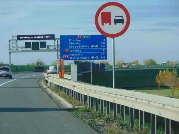 Zakaz wyprzedzania ciężarówek od kiedy - ważne informacje i konsekwencje