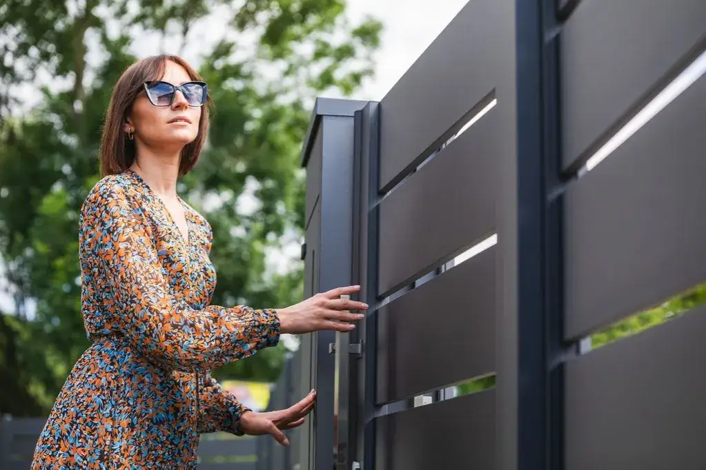 Najlepsza farba do ogrodzenia metalowego - uniknij korozji i zniszczeń