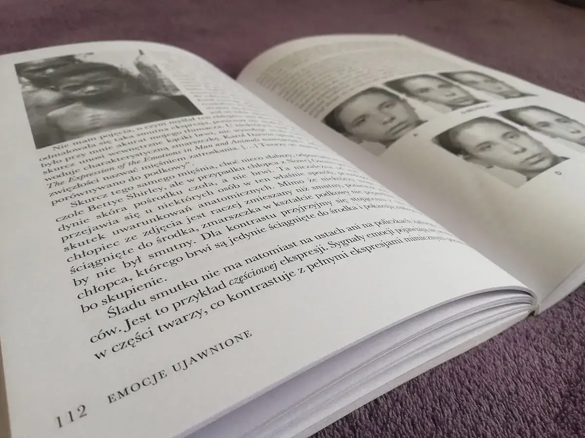 Paul Ekman: Emocje ujawnione. Książka z analizą wyrazów twarzy, porównująca zdjęcia dzieci i dorosłych, badająca subtelne sygnały emocji.