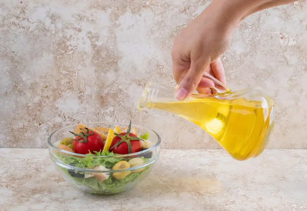 Jaka oliwa do sałatek? Odkryj, dlaczego extra virgin jest najlepsza