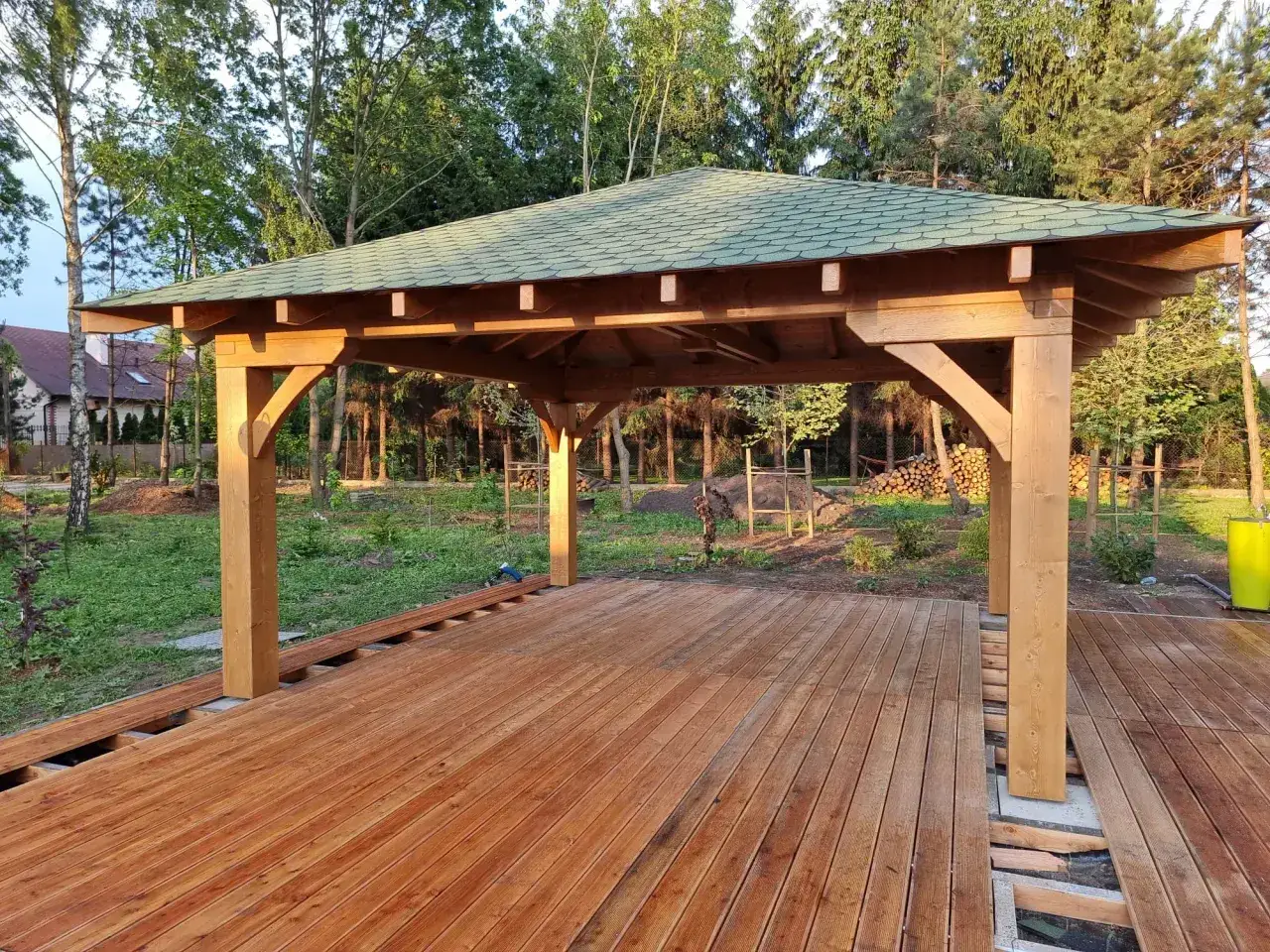 Jak zrobić dach kopertowy na altanie – uniknij najczęstszych błędów