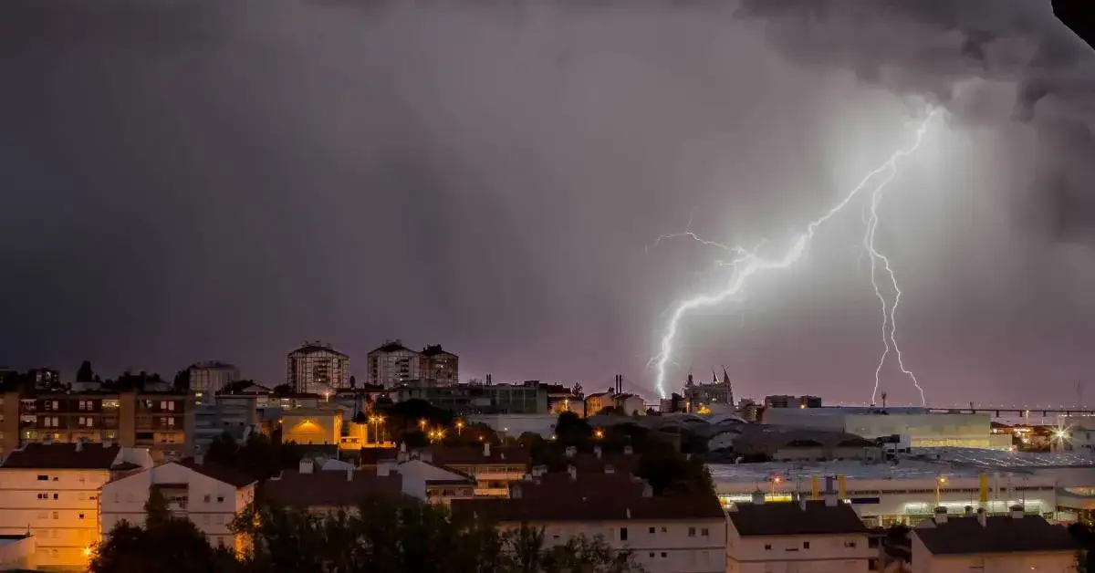 Czy wyłączenie bezpieczników podczas burzy chroni przed uszkodzeniem urządzeń? Praktyczne porady