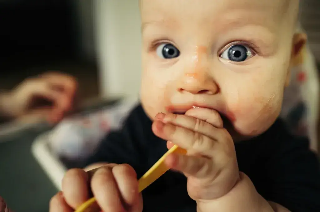 Kiedy dziecko powinno samo jeść łyżeczką? Odkryj kluczowe etapy rozwoju