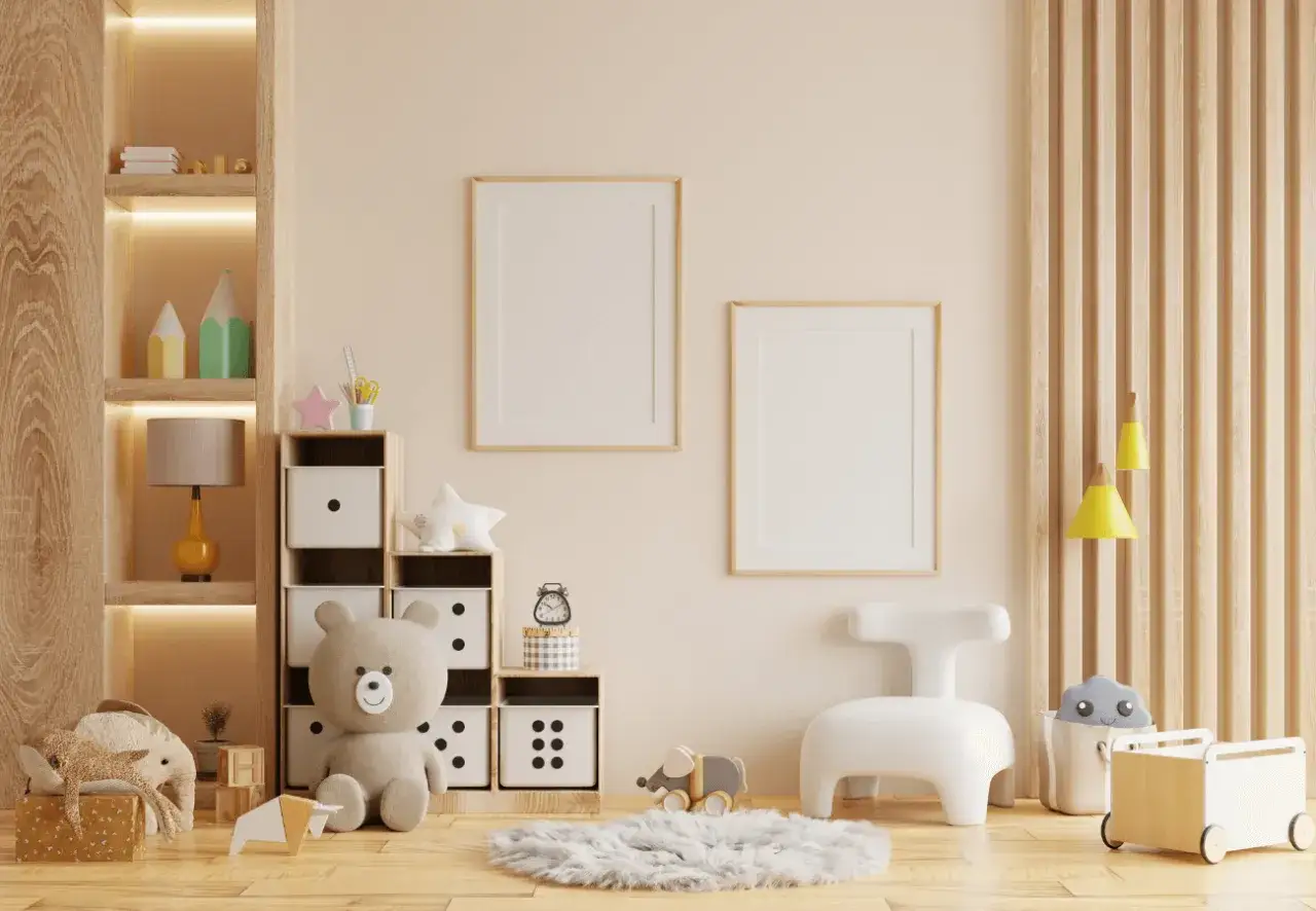 Przytulny pokój dla chłopca z pluszowym misiem, drewnianymi zabawkami i pustymi ramkami na ścianie.