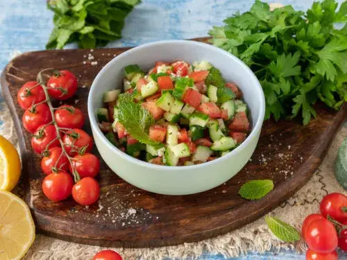 Gurken-Tomaten-Salat: Einfaches Rezept, Tipps & Ideen für den Sommer