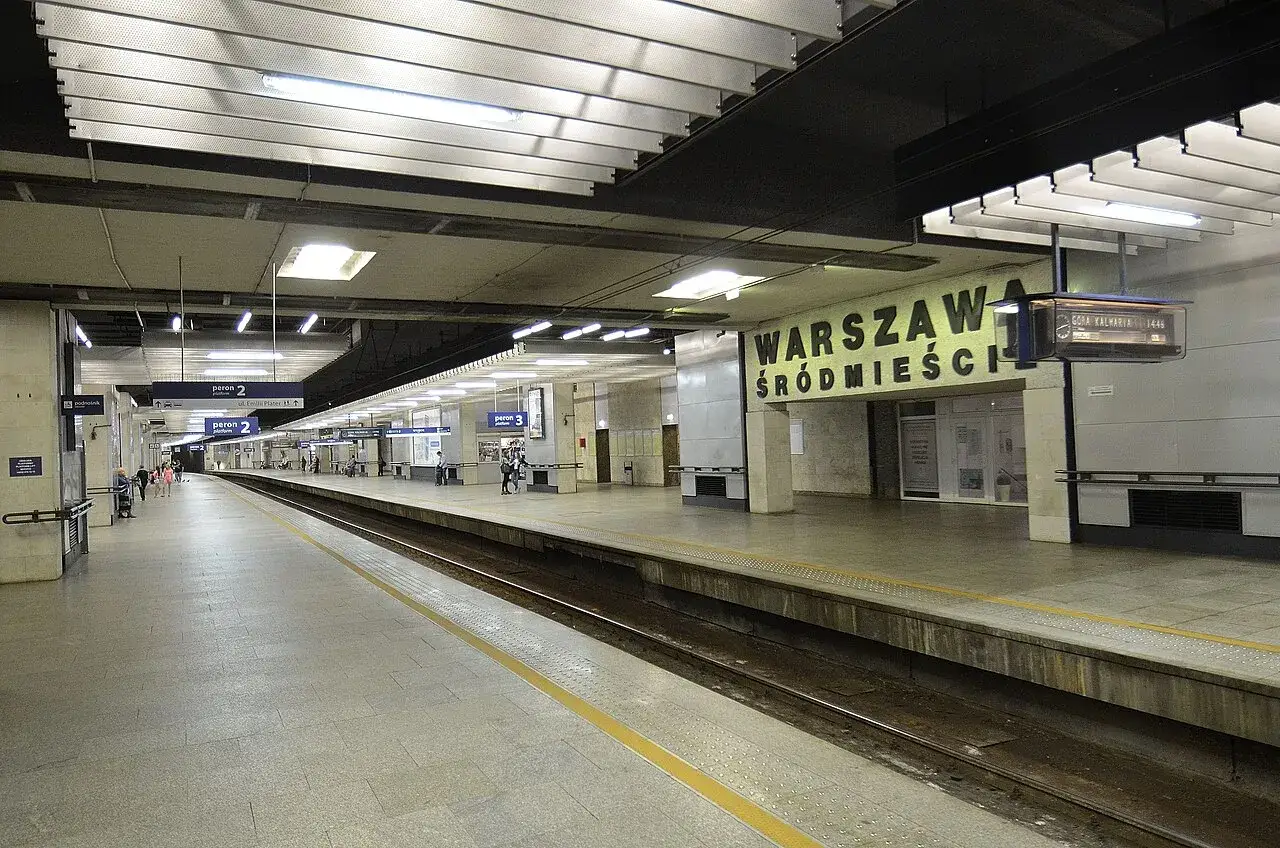 Skąd odjeżdża Kolej Mazowiecka? Warszawa: Śródmieście, nie Centralna!