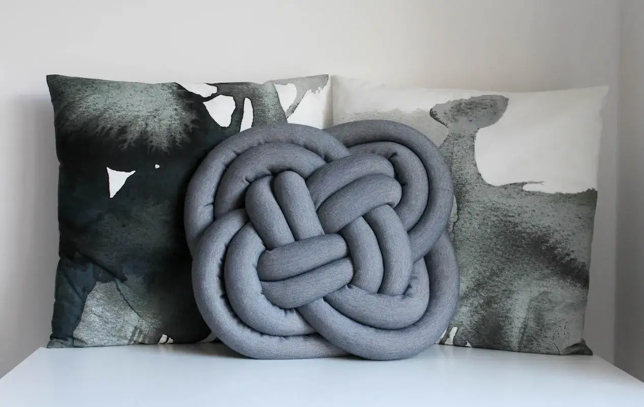 Poduszka z koca DIY: Stwórz ją łatwo, nawet bez szycia!