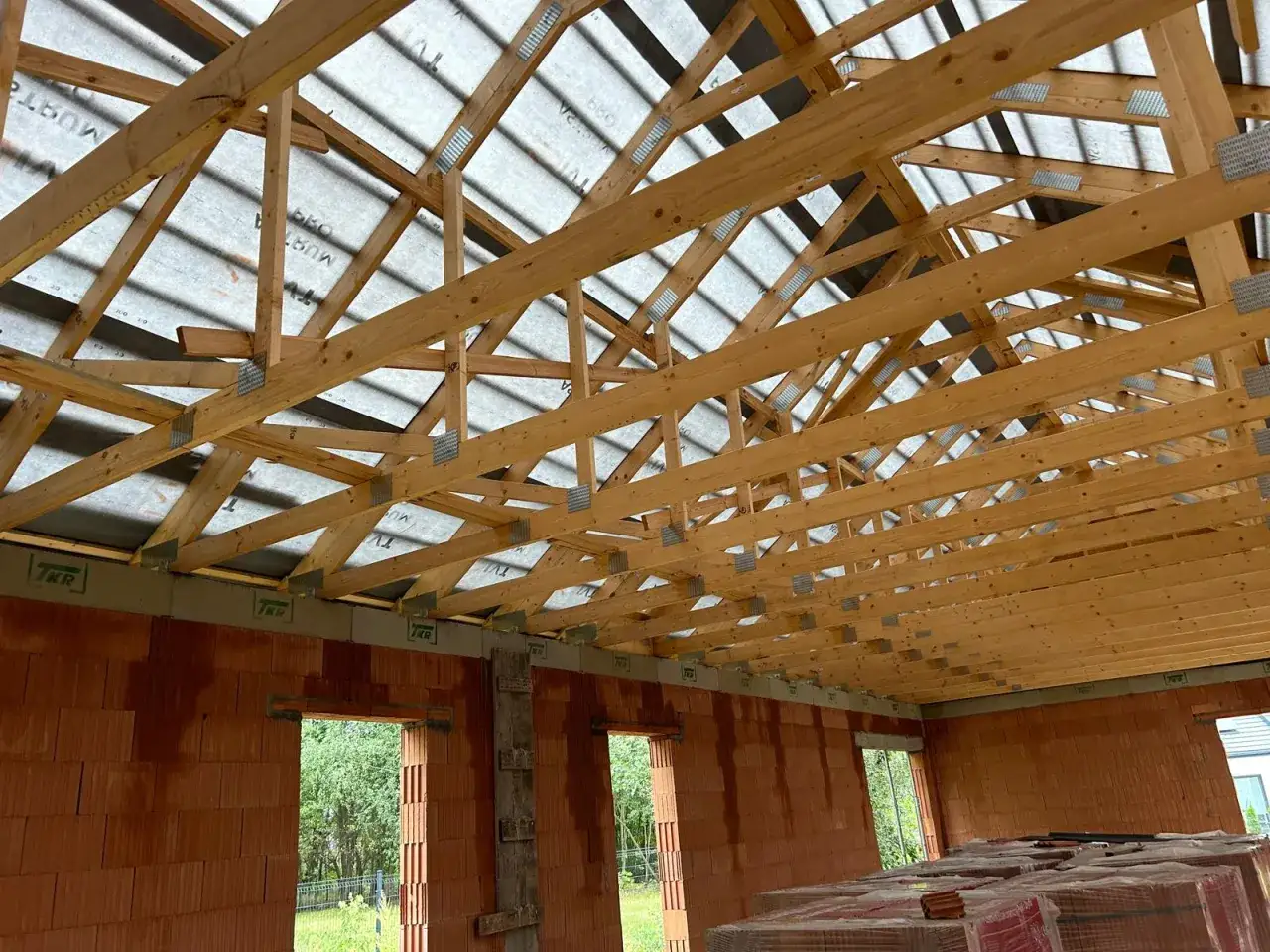 Jak obliczyć konstrukcję dachu? Ekspert radzi: uniknij błędów!