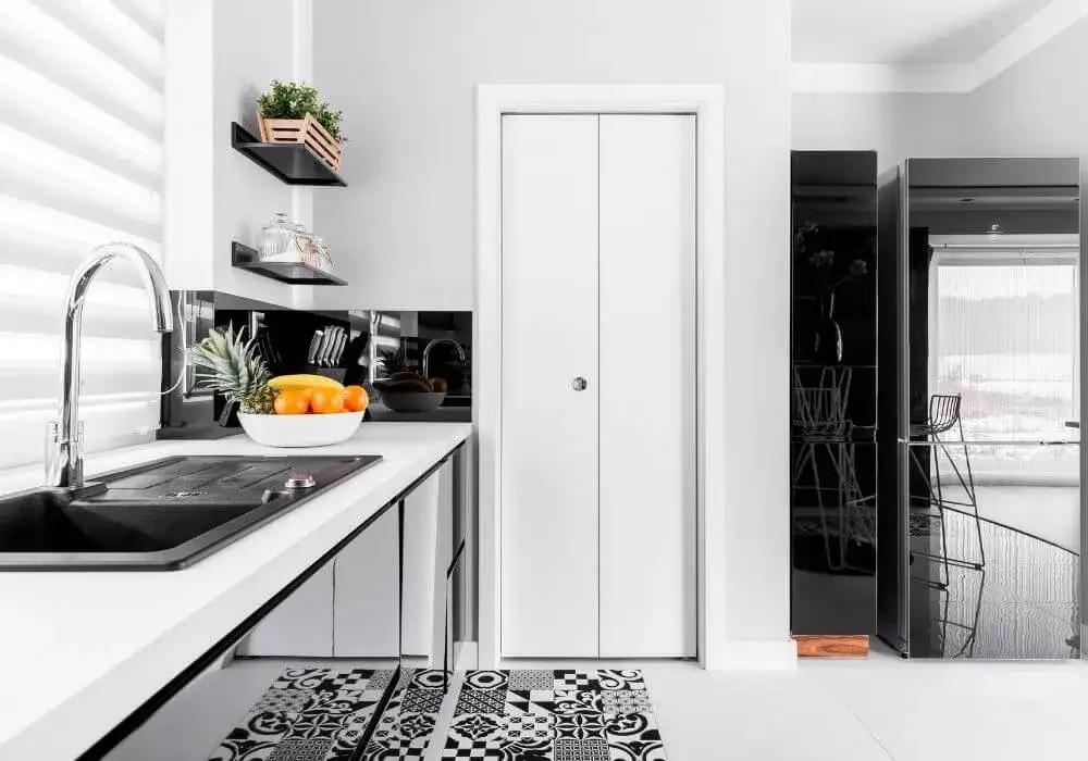 Jaką szybę do białej kuchni wybrać, by uniknąć błędów w aranżacji?