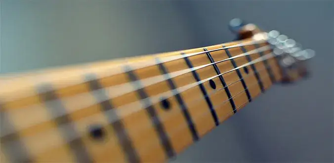 Jak ustawić menzurę w gitarze elektrycznej, aby uniknąć błędów strojenia