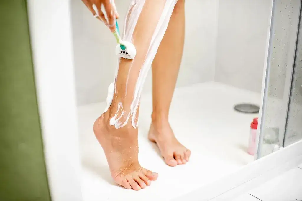 Pianka czy żel do golenia nóg – co wybrać dla wrażliwej skóry?
