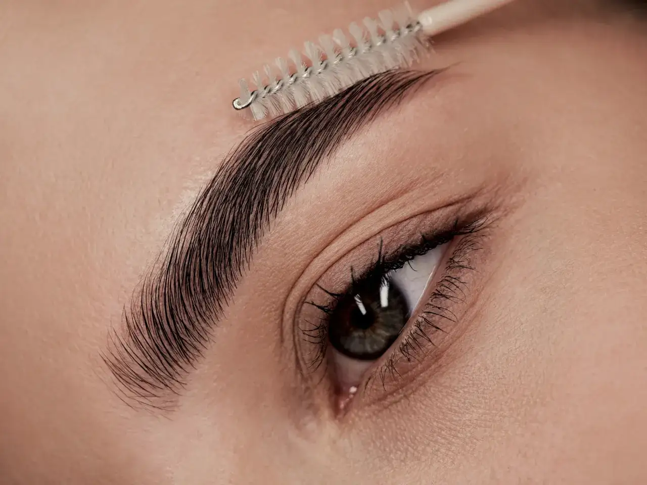 Ceny henny i regulacji brwi: Ile kosztuje idealny kształt?