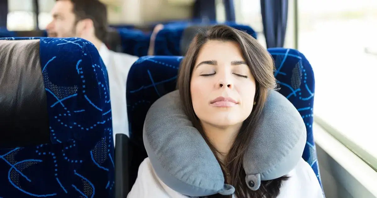 Jak używać poduszki podróżnej, aby uniknąć bólu szyi i cieszyć się komfortem
