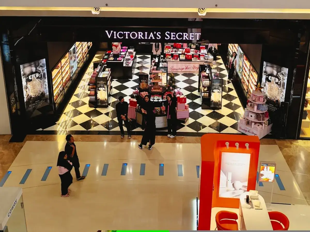 Sklep Victoria's Secret z mgiełkami i perfumami, z czarno-białą szachownicą na podłodze.