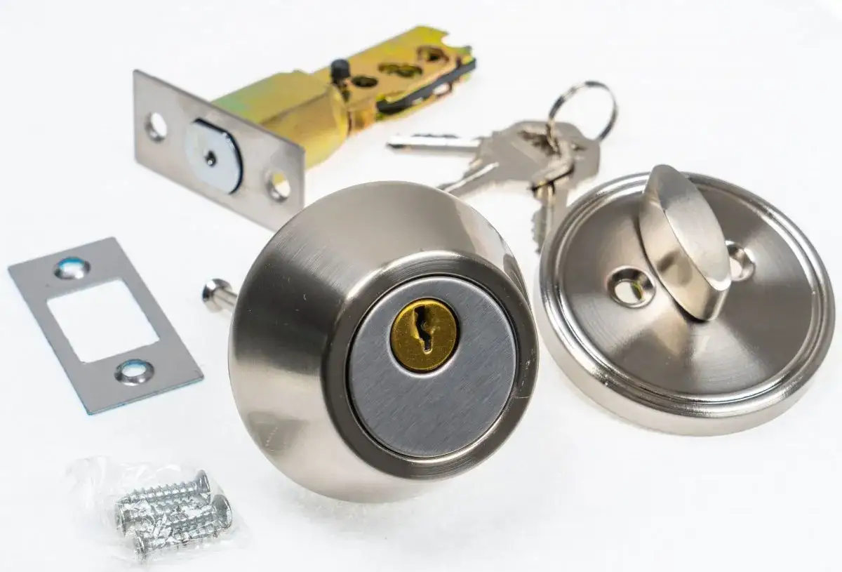 Wymiana zamka w drzwiach chińskich: Czy europejski pasuje? Poradnik