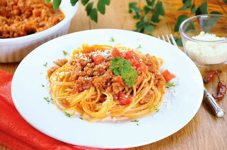 Ile kalorii ma spaghetti bolognese? Sprawdź, co musisz wiedzieć