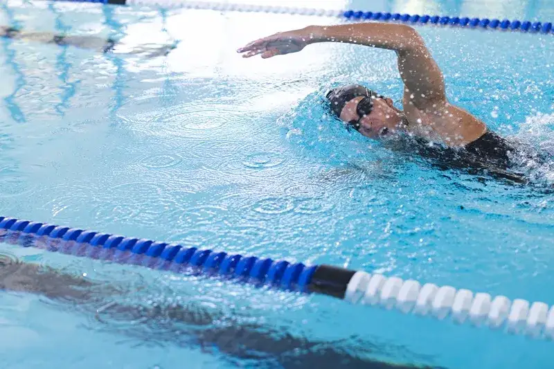 Pływanie odchudza? Ile kalorii spalisz i jak efektywnie schudnąć