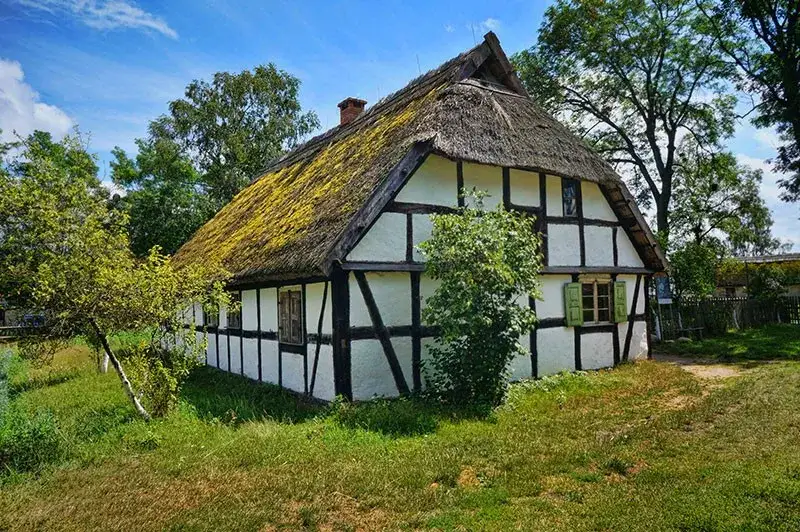 Kluki skansen: odkryj fascynującą historię i tradycje Słowińców