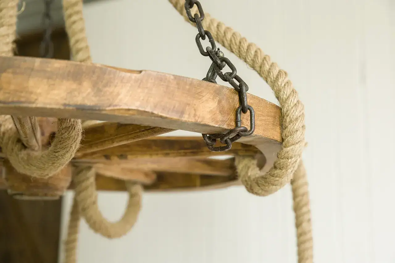 Jak zrobić żyrandol z koła od wozu - proste kroki i porady