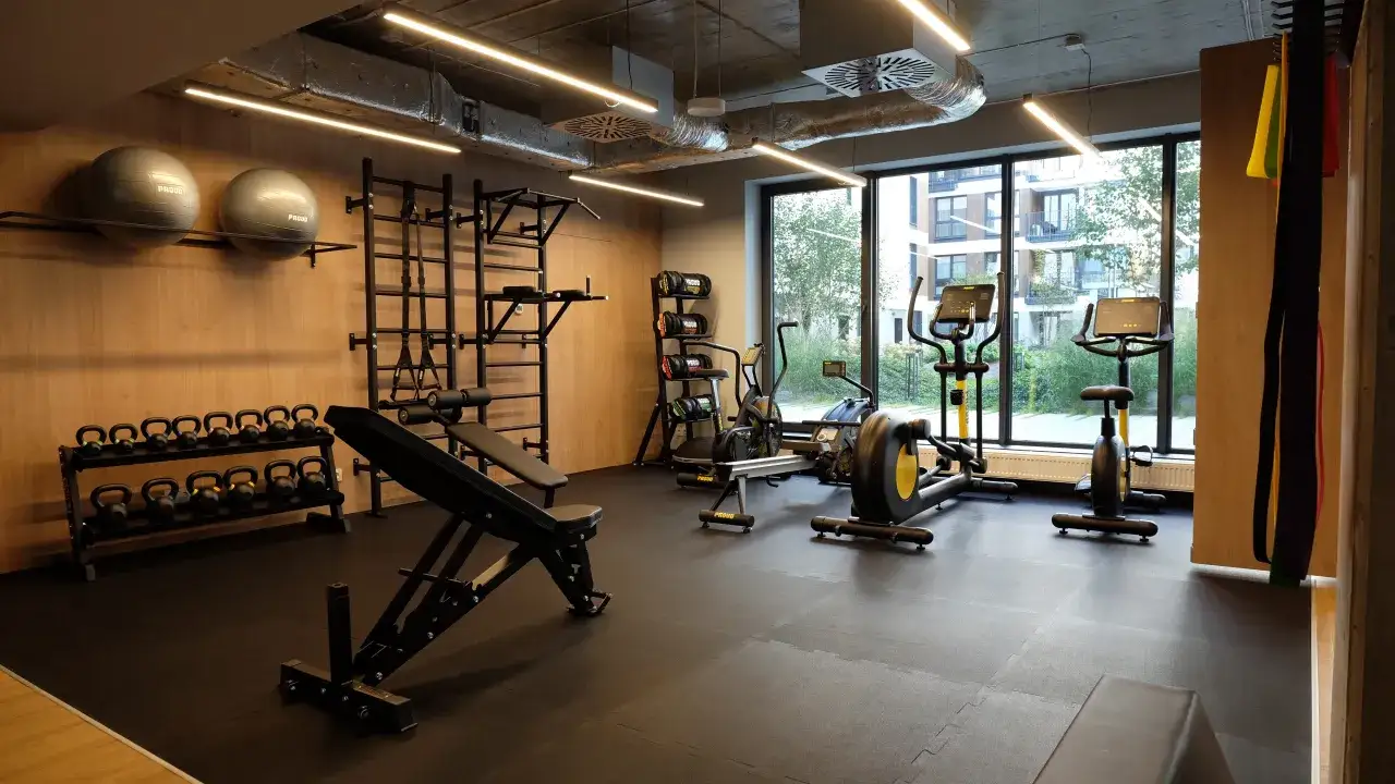 Domowa siłownia: Jak zacząć? Koszty, sprzęt i aranżacja