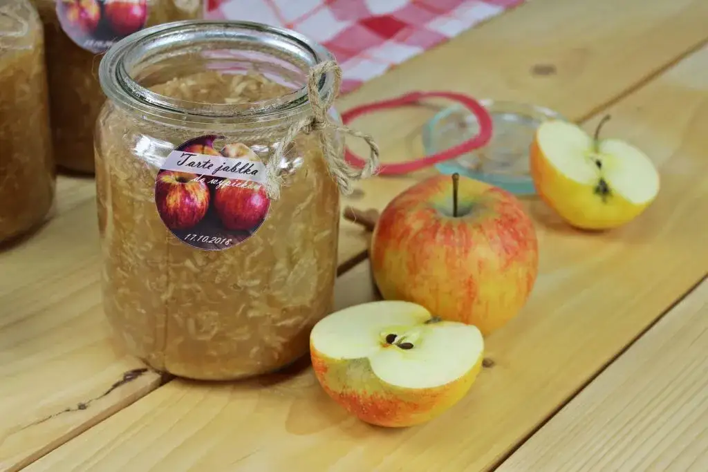 Jak zrobić jabłka w słoiki na szarlotkę, aby zachować ich smak