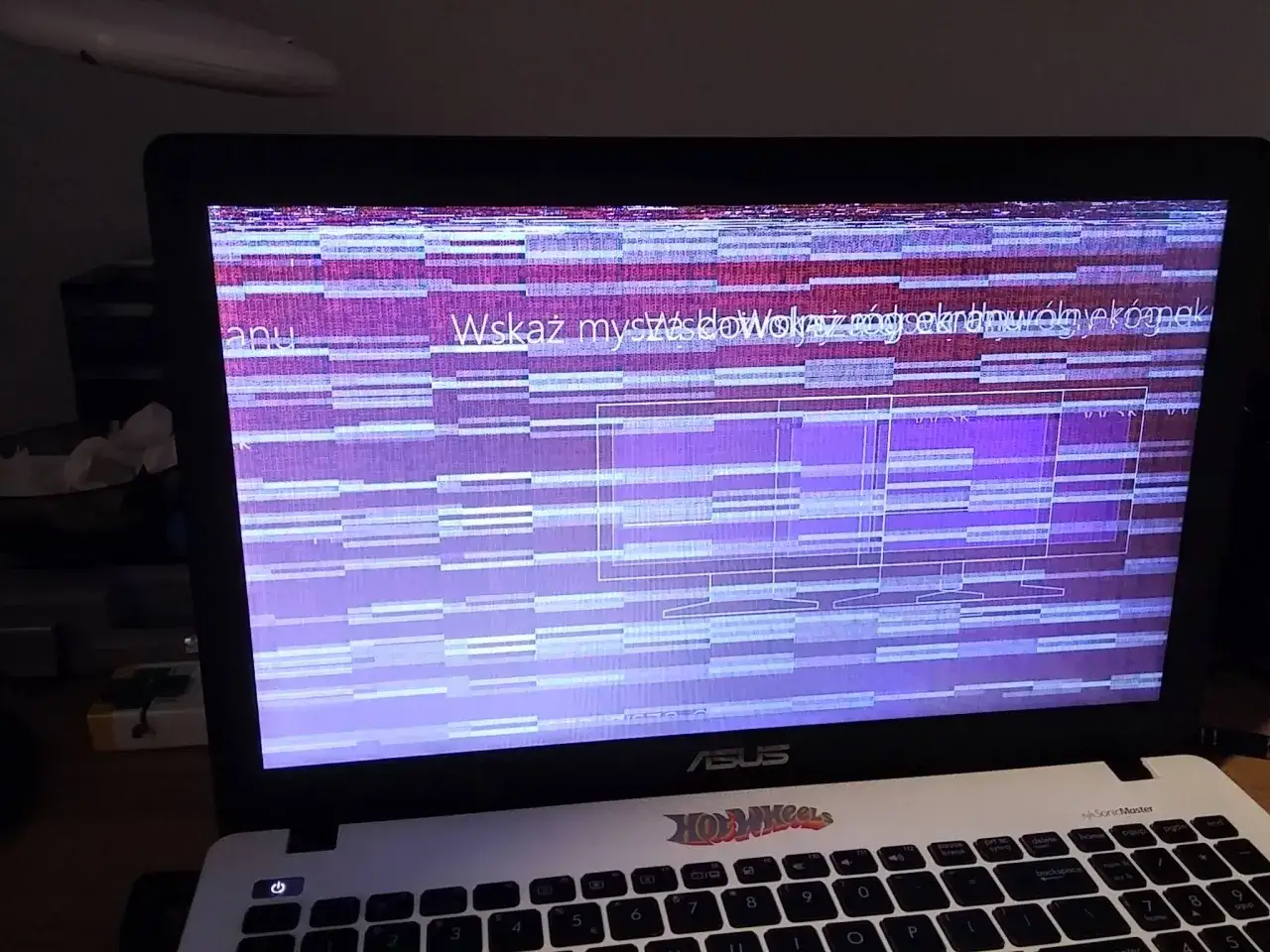 Jak rozpoznać uszkodzenie inwertera matrycy i wymienić go w laptopie