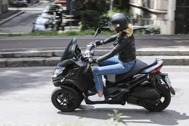 Motorower: Jakie uprawnienia? AM, dowód, czy kat. B wystarczy?