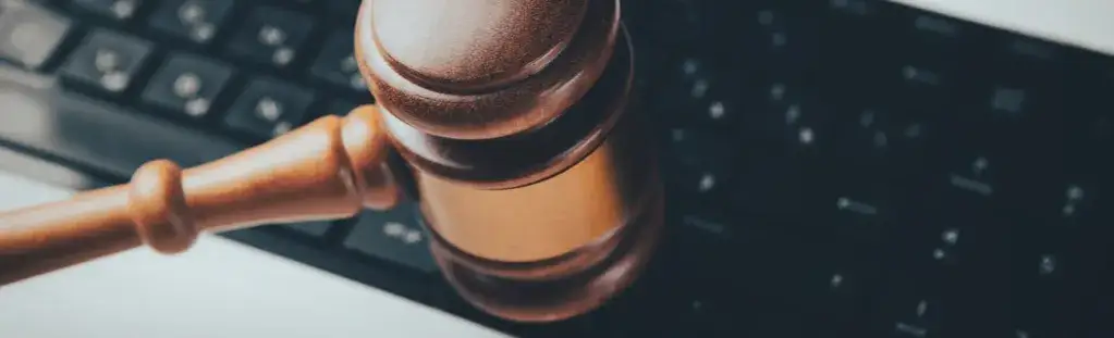 Czy adwokat to mecenas? Odkryj kluczowe różnice w prawie