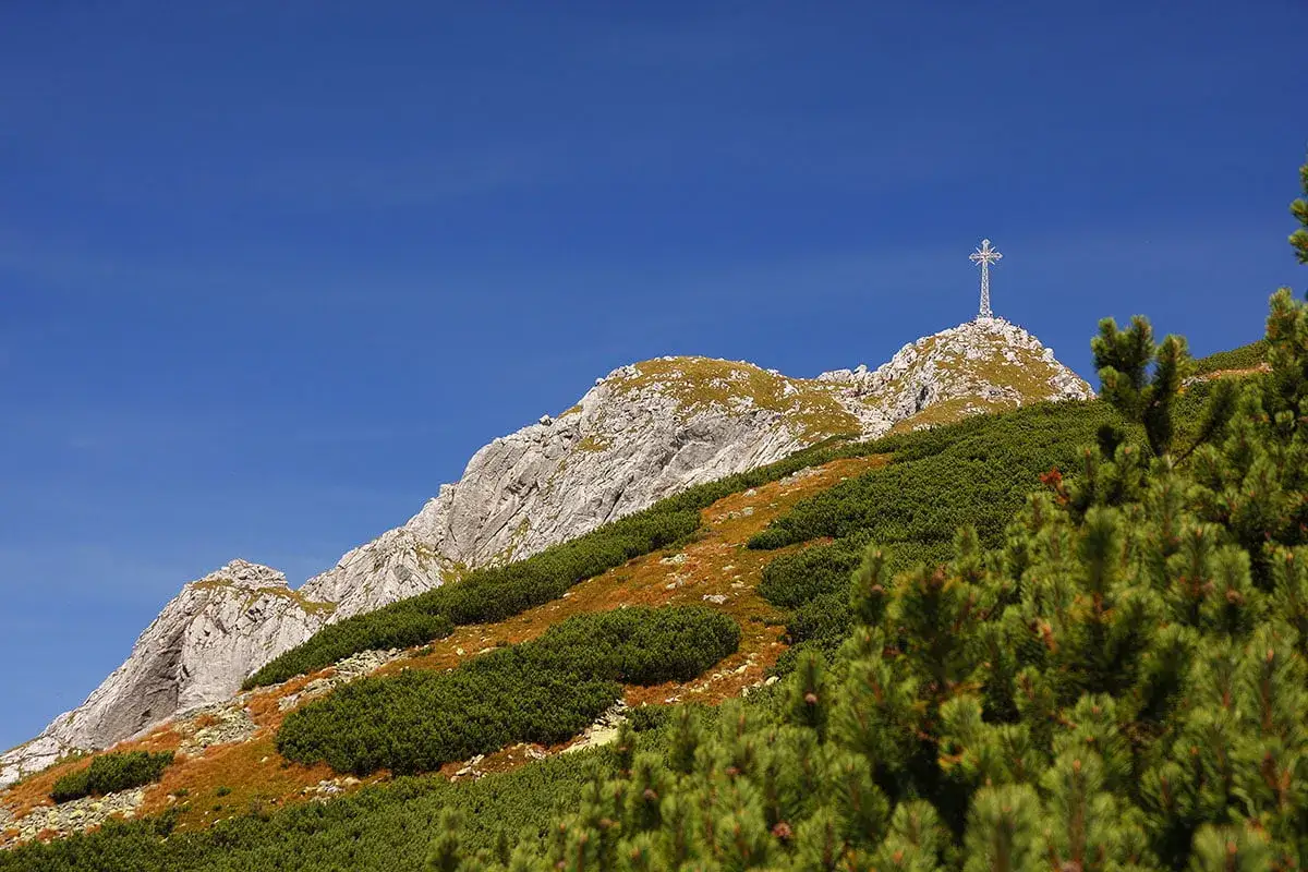 Jak powstał krzyż na Giewoncie - historia, która zaskakuje i inspiruje
