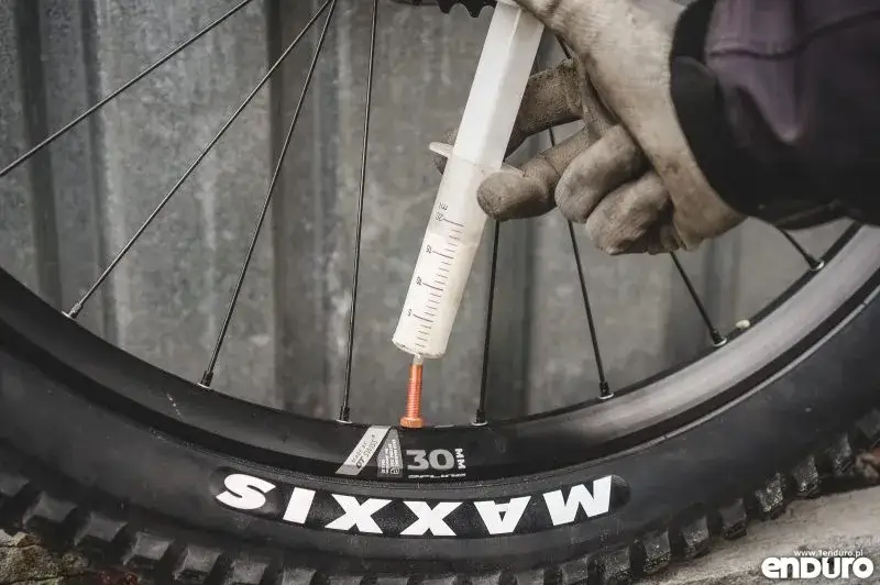 Opony bezdętkowe (tubeless): Co to znaczy? Pełny przewodnik!