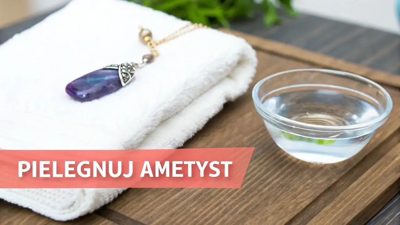 Ametyst, kamień urodzeniowy Ryb, leży na białym ręczniku obok miseczki z wodą.