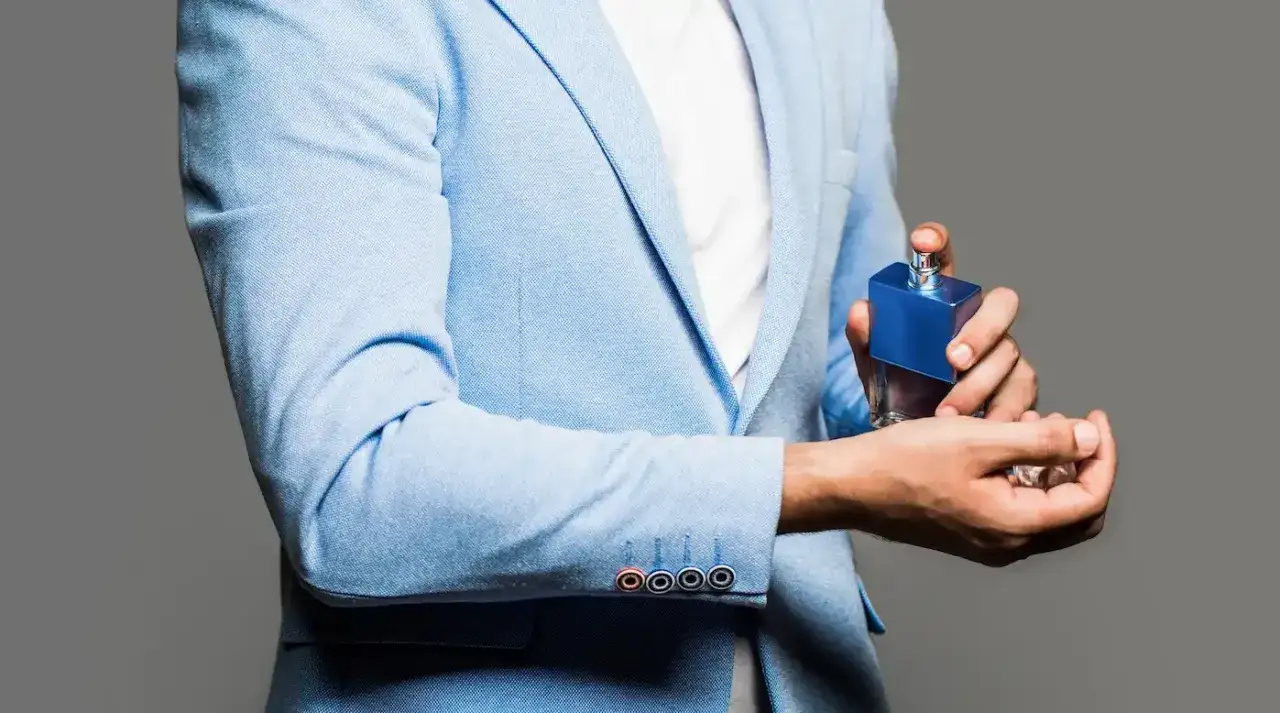 Jak używać wody toaletowej dla mężczyzn, aby zapach długo się utrzymywał