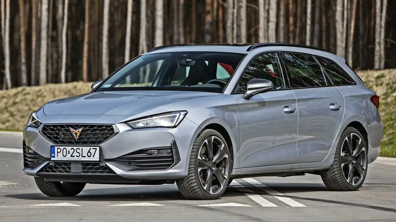 Srebrny Cupra Leon Sportstourer na drodze leśnej. Sprawdź jego imponujące cupra leon sportstourer wymiary.