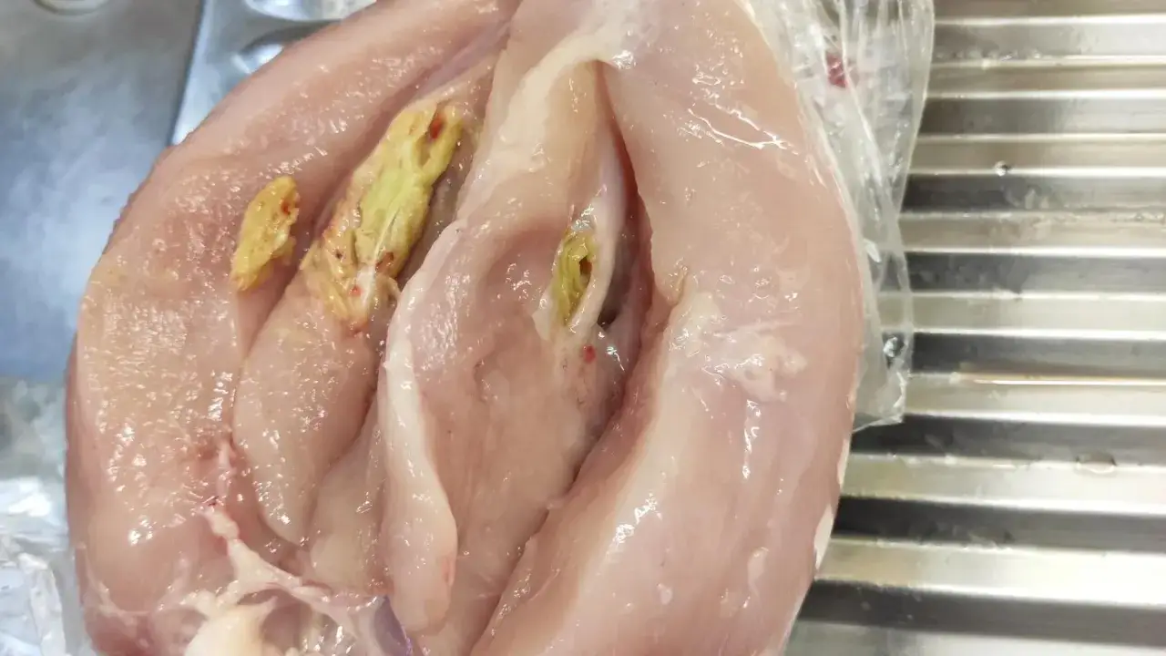 Białe paski na piersi kurczaka: Mit czy fakt? Bezpieczeństwo jedzenia