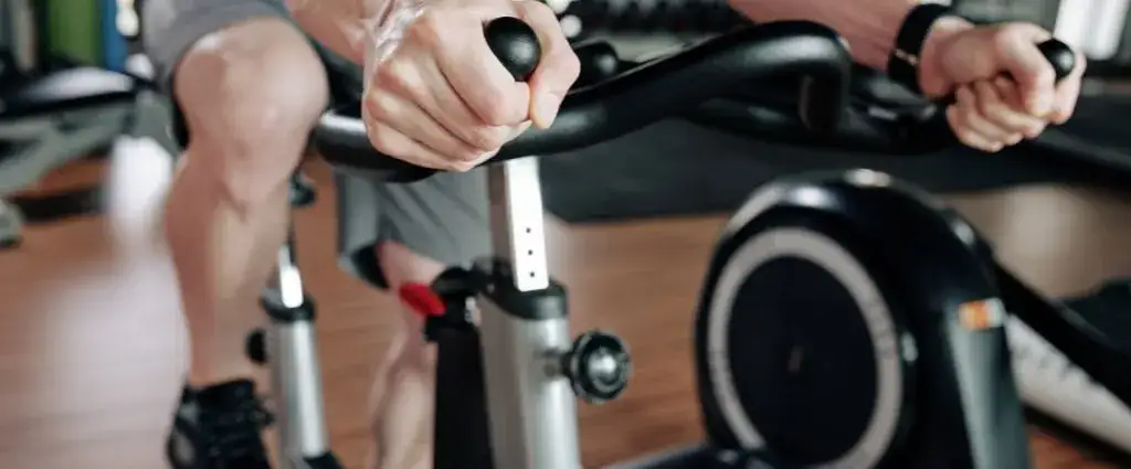 Rower stacjonarny jaki wybrać – uniknij najczęstszych błędów przy zakupie