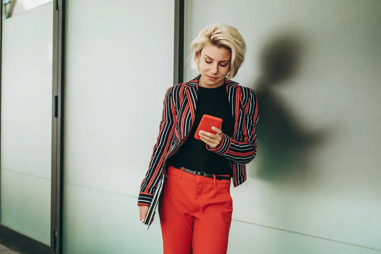 Jakie bluzki do czerwonych spodni, aby uniknąć modowych wpadek?