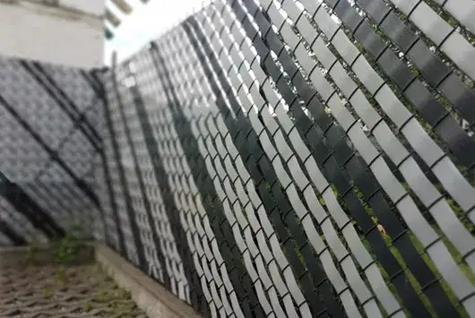 Jak skutecznie zakryć ogrodzenie z siatki dla większej prywatności